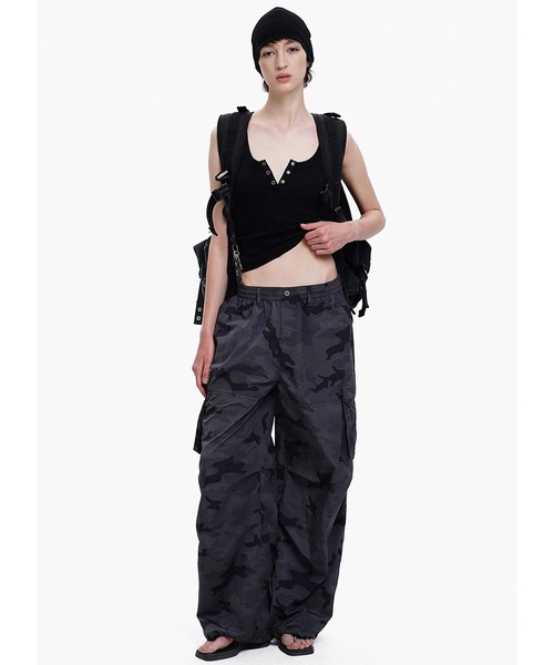 MASONPRINCE（メイソンプリンス）の「3カラー ルーズフィット ナイロン カモフラ柄 パラシュートパンツ XXK4350【MASONPRINCE】（カーゴパンツ・メンズ・ダークグレー/カーキ/グレー・L/M/S/XL）」の8枚目の写真