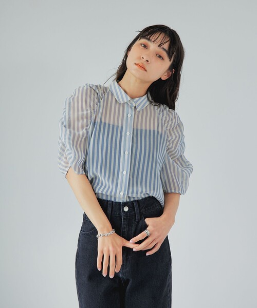 EMMEL REFINES（エメルリファインズ）の「＜EMMEL REFINES＞EM シアーストライプ ソデギャザー ブラウス（シャツ/ブラウス・レディース・ライトグレー/ライトブルー・FREE）」の2枚目の写真
