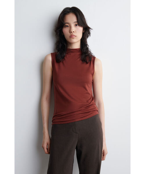 COS（コス）の「ドレープタートルネックタンクトップ（タンクトップ・レディース・ダークブラウン/レッド・L/XS/S/M）」の2枚目の写真