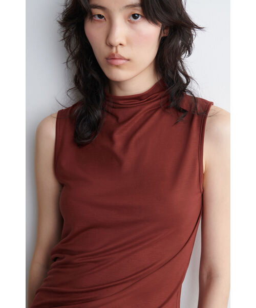 COS（コス）の「ドレープタートルネックタンクトップ（タンクトップ・レディース・ダークブラウン/レッド・L/XS/S/M）」の6枚目の写真