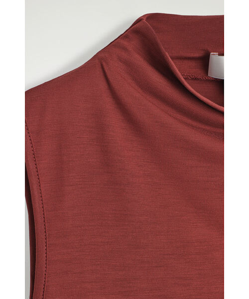 COS（コス）の「ドレープタートルネックタンクトップ（タンクトップ・レディース・ダークブラウン/レッド・L/XS/S/M）」の8枚目の写真