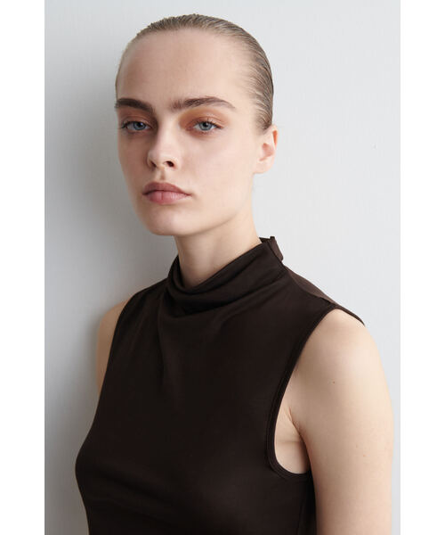 COS（コス）の「ドレープタートルネックタンクトップ（タンクトップ・レディース・ダークブラウン/レッド・L/XS/S/M）」の10枚目の写真