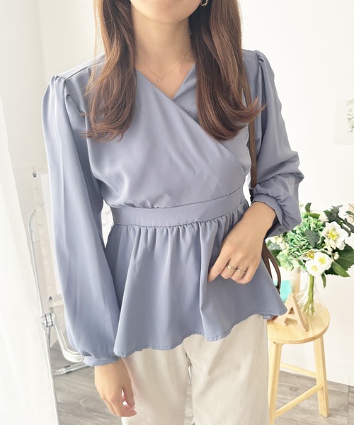 Dewlily(デューリリー)の「甘すぎずきれいめコーデにも◎ カシュクール風リボンフレアブラウス(シャツ/ブラウス・レディース・ブルー/ピンク/ホワイト・XL/S/M/L)」の2枚目の写真