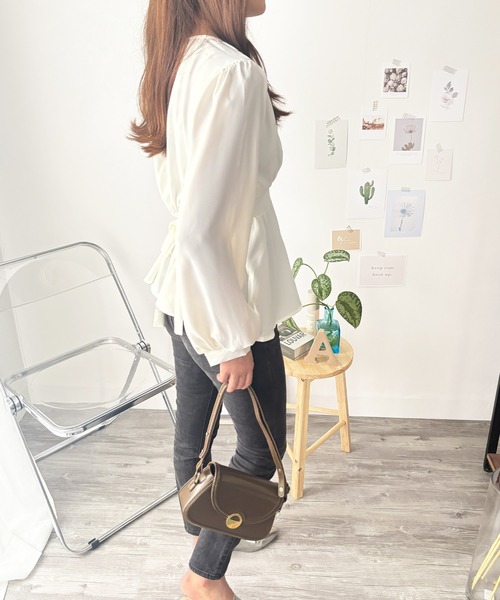 Dewlily(デューリリー)の「甘すぎずきれいめコーデにも◎ カシュクール風リボンフレアブラウス(シャツ/ブラウス・レディース・ブルー/ピンク/ホワイト・XL/S/M/L)」の5枚目の写真