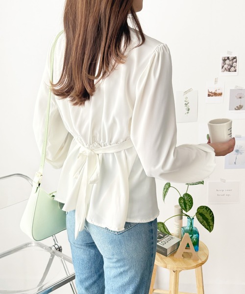 Dewlily(デューリリー)の「甘すぎずきれいめコーデにも◎ カシュクール風リボンフレアブラウス(シャツ/ブラウス・レディース・ブルー/ピンク/ホワイト・XL/S/M/L)」の6枚目の写真