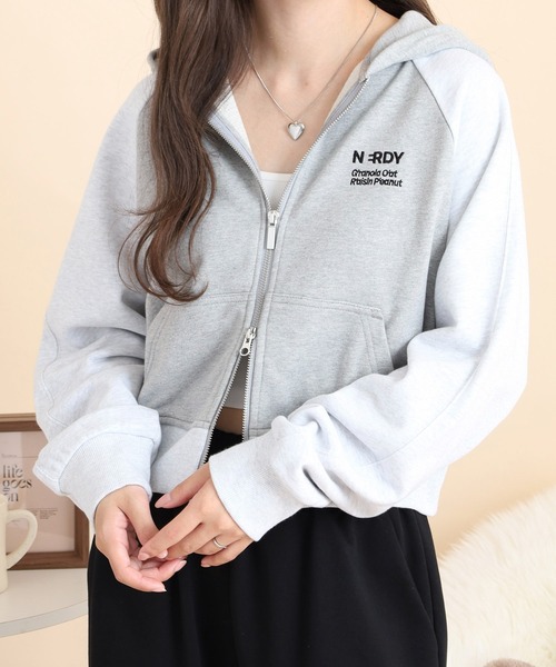 NERDY(ノルディ)の「ラグランクロップドフーディジップアップ(パーカー・レディース・ピンク/グレー・S/M/SS)」の2枚目の写真