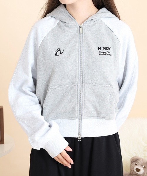 NERDY(ノルディ)の「ラグランクロップドフーディジップアップ(パーカー・レディース・ピンク/グレー・S/M/SS)」の11枚目の写真
