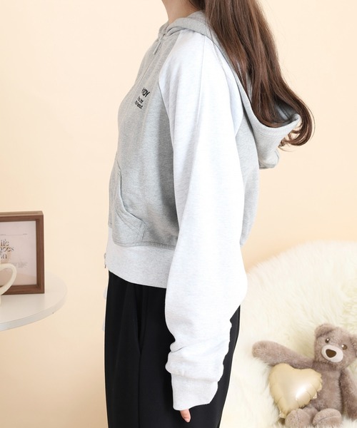 NERDY(ノルディ)の「ラグランクロップドフーディジップアップ(パーカー・レディース・ピンク/グレー・S/M/SS)」の12枚目の写真
