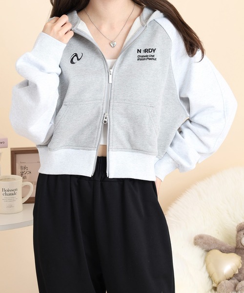 NERDY(ノルディ)の「ラグランクロップドフーディジップアップ(パーカー・レディース・ピンク/グレー・S/M/SS)」の4枚目の写真