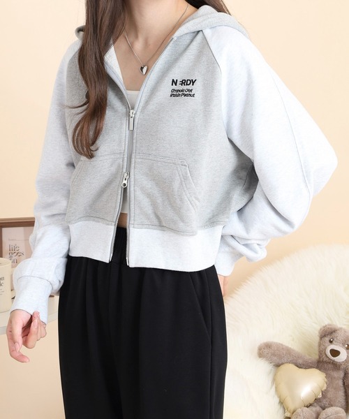 NERDY(ノルディ)の「ラグランクロップドフーディジップアップ(パーカー・レディース・ピンク/グレー・S/M/SS)」の5枚目の写真