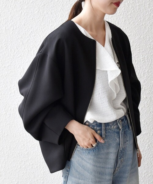 新品✨トゥービーシック ノーカラージップブルゾン フリル ウォッシャブル 44 新品✨トゥービーシック ノーカラージップブルゾン フリル