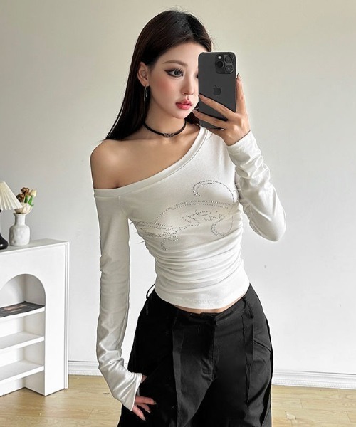 lilful(リルフル)の「サイドギャザーワンショルラインストーンロゴロンT(Tシャツ/カットソー・レディース・ブラック/ホワイト/グレー/レッド・F)」の8枚目の写真