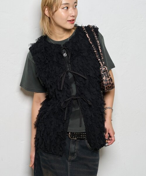 WHO'S WHO gallery（フーズフーギャラリー）の「チュールフリンジベスト（ベスト・レディース・ブラック/アイボリー・FREE）」の2枚目の写真