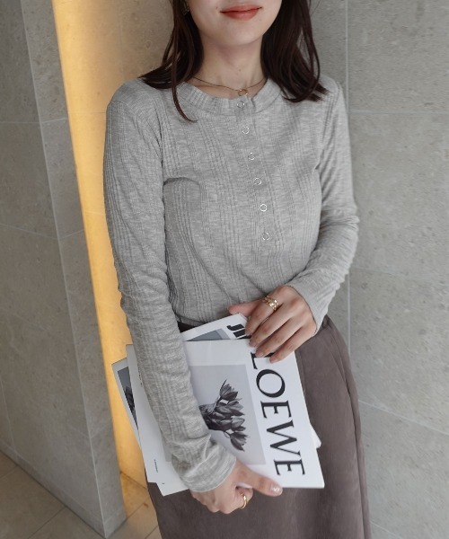 CORNERS(コーナーズ)の「ヘンリーネックスリムフィットロンT(Tシャツ/カットソー・レディース・ブラック/ホワイト/グレー・M)」の1枚目の写真