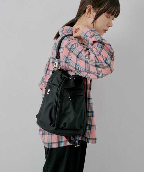 WHIMSIC（ウィムジック）の「【UNISEX】ミニヘルメットバッグ（ショルダーバッグ・メンズ・オリーブ/ブラック・ONE SIZE）」の4枚目の写真