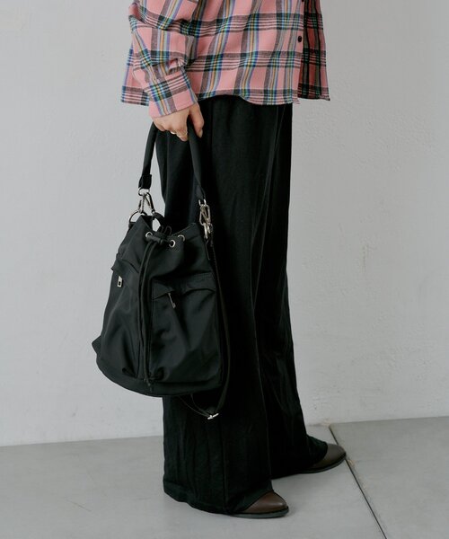 WHIMSIC（ウィムジック）の「【UNISEX】ミニヘルメットバッグ（ショルダーバッグ・メンズ・オリーブ/ブラック・ONE SIZE）」の6枚目の写真