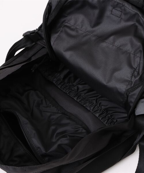 NEW ERA（ニューエラ）の「NEW ERA/ニューエラ バックパック キャリアパック 35L ライトウェイト プリントロゴ  14521350（バックパック/リュック・メンズ・ブラック・FREE）」の8枚目の写真
