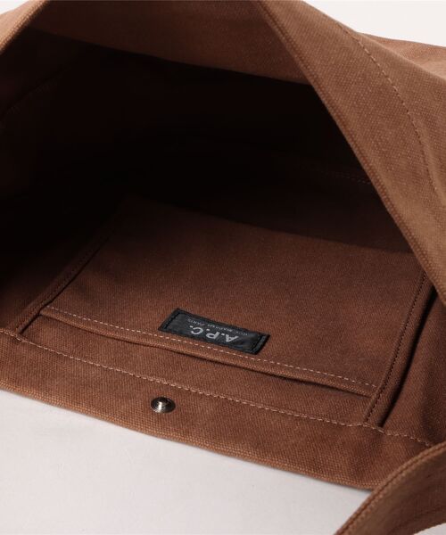 A.P.C.（アーペーセー）の「BESACE JOURNAL SMALL（ショルダーバッグ・メンズ・カーキ/ブラウン系その他・ONESIZE）」の5枚目の写真