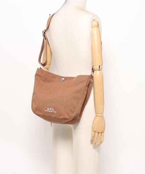 A.P.C.（アーペーセー）の「BESACE JOURNAL SMALL（ショルダーバッグ・メンズ・カーキ/ブラウン系その他・ONESIZE）」の6枚目の写真