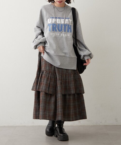 NUNIFE(ユニフィー)の「【NUNIFE】サイドスリット多色ロゴスウェット(スウェット・レディース・ブラウン/トップグレー/アイボリー/スミクロ・FREE)」の4枚目の写真