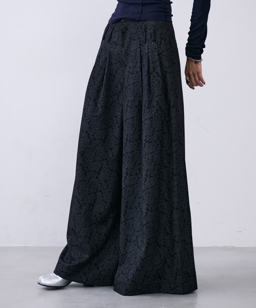 MONOe(モノエ)の「ビンテージペイズリー柄ダブルタックワイドパンツ(その他パンツ・レディース・ブラック/グレー・L/M/S)」の2枚目の写真