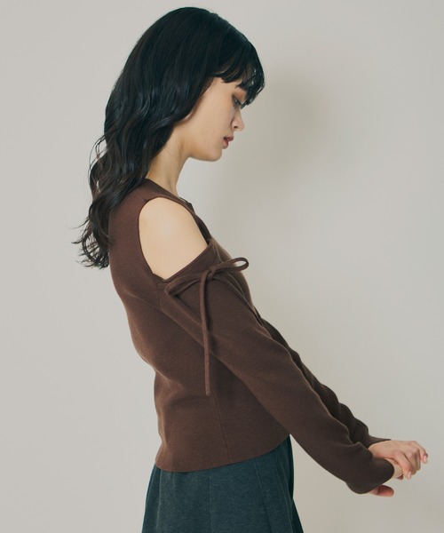 REDYAZEL（レディアゼル）の「リボンオフショルダーニットトップス（ニット/セーター・レディース・オフホワイト/ブラック/ピンク/ダークブラウン・FREE）」の15枚目の写真