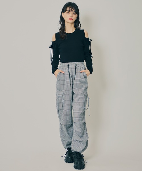 REDYAZEL（レディアゼル）の「リボンオフショルダーニットトップス（ニット/セーター・レディース・オフホワイト/ブラック/ピンク/ダークブラウン・FREE）」の5枚目の写真