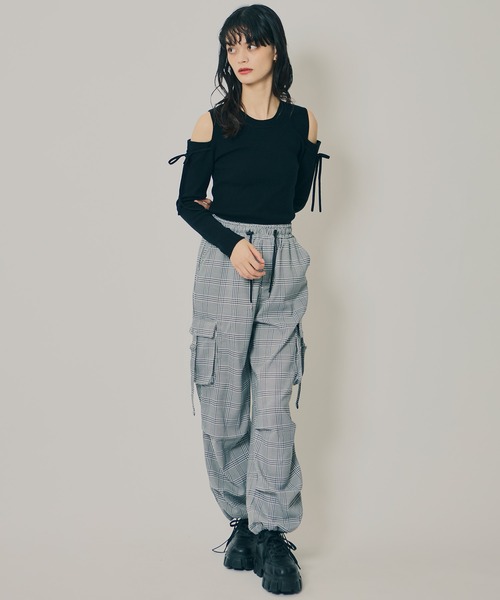 REDYAZEL（レディアゼル）の「リボンオフショルダーニットトップス（ニット/セーター・レディース・オフホワイト/ブラック/ピンク/ダークブラウン・FREE）」の8枚目の写真