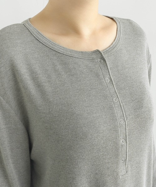 evernavy（エバーネイビー）の「テレコリブヘンリーネック長袖Tシャツ（Tシャツ/カットソー・レディース・ブラック/チョコ/グレー/ホワイト・M）」の8枚目の写真