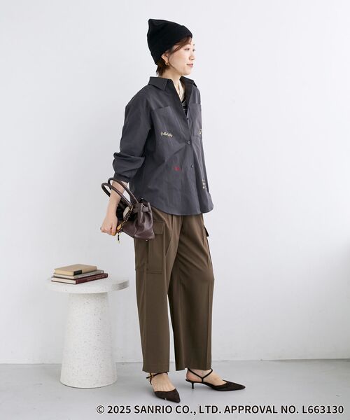 le.coeur blanc（ルクールブラン）の「【HELLO KITTY】レタリング刺繍オーバーシャツ（シャツ/ブラウス・レディース・チャコールグレー/ベージュ・38）」の21枚目の写真