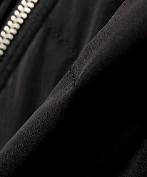 SHIPS(シップス)の「SHIPS Primary Navy Label:〈手洗い可能〉スクエア キルト リバーシブル ジレ(ベスト・レディース・ブラック/ナチュラル・ONE SIZE)」の3枚目の写真