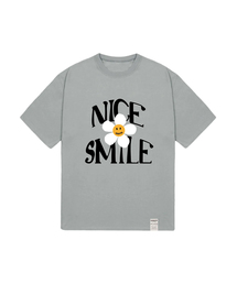 GRAVER（グレーバー）の「[UNISEX] NICE SMILE Logo Flower Short Sleeve Tee_Khaki Gray（Tシャツ/カットソー・メンズ）」