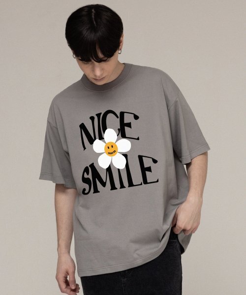 GRAVER（グレーバー）の「[ユニセックス]ナイススマイルロゴフラワー半袖Tシャツ_カーキグレー（Tシャツ/カットソー・レディース・カーキ・SMALL/MEDIUM/LARGE/X-LARGE）」の2枚目の写真
