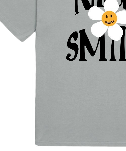 GRAVER（グレーバー）の「[ユニセックス]ナイススマイルロゴフラワー半袖Tシャツ_カーキグレー（Tシャツ/カットソー・レディース・カーキ・SMALL/MEDIUM/LARGE/X-LARGE）」の5枚目の写真