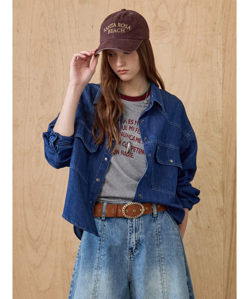 MAXZA(マージャコレクション)の「フラップポケットウォッシングデニムクロップシャツ(シャツ/ブラウス・レディース・ネイビー・FREE)」の2枚目の写真