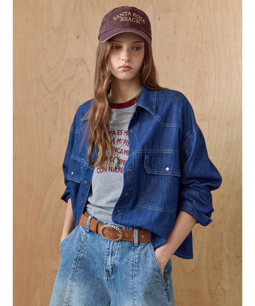 MAXZA(マージャコレクション)の「フラップポケットウォッシングデニムクロップシャツ(シャツ/ブラウス・レディース・ネイビー・FREE)」の3枚目の写真