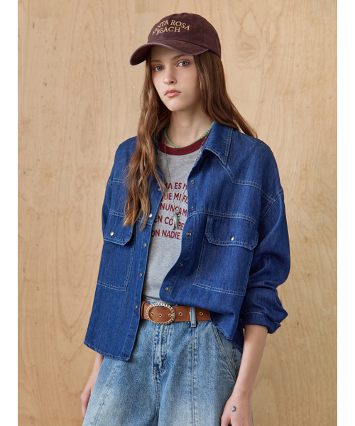 MAXZA(マージャコレクション)の「フラップポケットウォッシングデニムクロップシャツ(シャツ/ブラウス・レディース・ネイビー・FREE)」の5枚目の写真