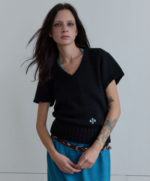 HERETIC(ヘレティック)の「BUTTON V-NECK KNIT / black(ニット/セーター・レディース・その他・FREE)」の1枚目の写真