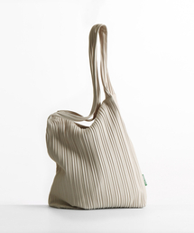 GREEN STUFF（グリーンスタッフ）の「boxy bag 53 - random pleats beige（エコバッグ/サブバッグ・レディース）」