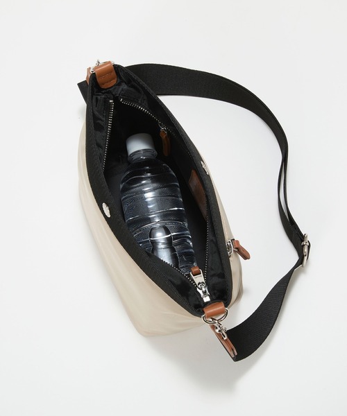 Breath TOPKAPI(ブレストプカピ)の「【Breath TOPKAPI sis】【WEB限定】ナイロン 舟形 ショルダーバッグ 軽量 / RIPPLE リプル(ショルダーバッグ・レディース・ライトベージュ/グレイッシュベージュ/ブラック・FREE)」の21枚目の写真