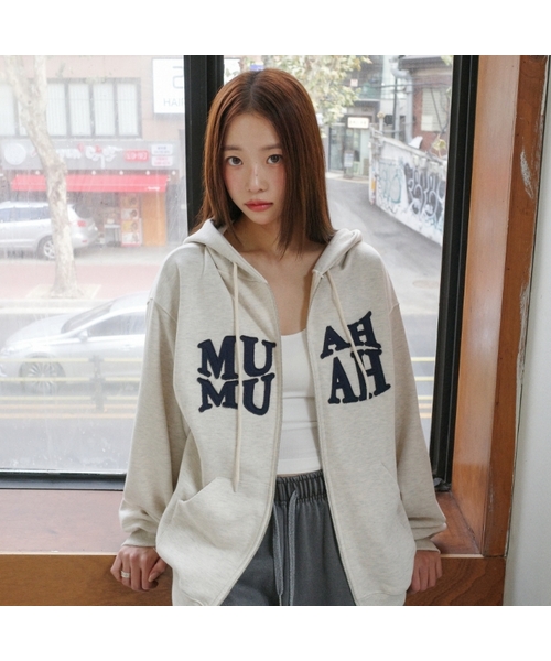 muahmuah（ムーアムーア）の「MUAH アプリケロゴ フードジップアップ [3色]（パーカー・レディース・グレー/ブラック/オートミール・FREE）」の3枚目の写真