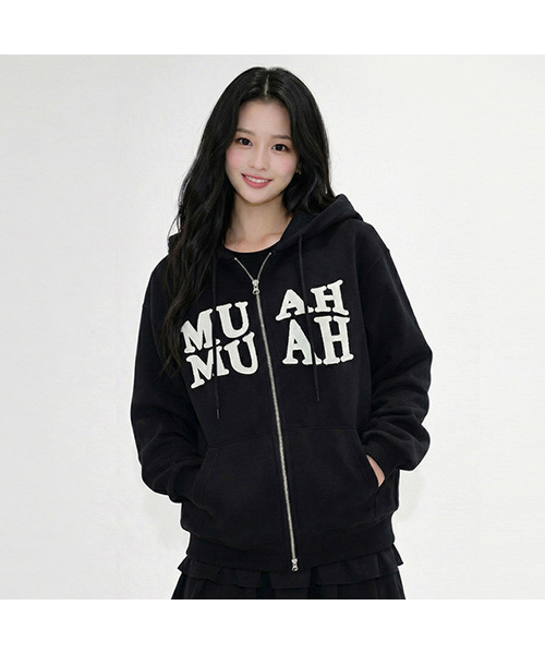 muahmuah（ムーアムーア）の「MUAH アプリケロゴ フードジップアップ [3色]（パーカー・レディース・グレー/ブラック/オートミール・FREE）」の2枚目の写真