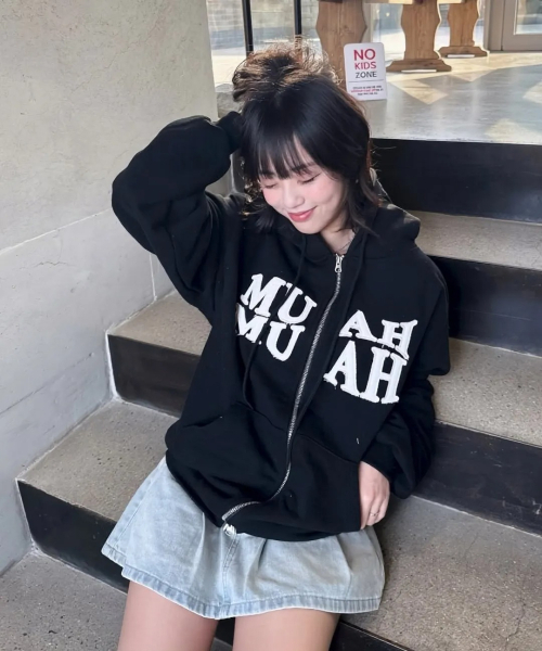 muahmuah（ムーアムーア）の「MUAH アプリケロゴ フードジップアップ [5色]（パーカー・レディース・グレー/ブラック/オートミール・FREE）」の12枚目の写真
