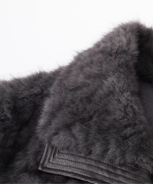 LA POMME petit(ラポミ・プチ)の「Faux Fur Leather Stitching Short Coat(ムートンコート・レディース・アイボリー/グレー・LARGE/MEDIUM/X-LARGE)」の3枚目の写真