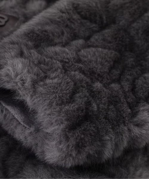 LA POMME petit(ラポミ・プチ)の「Faux Fur Leather Stitching Short Coat(ムートンコート・レディース・アイボリー/グレー・LARGE/MEDIUM/X-LARGE)」の5枚目の写真