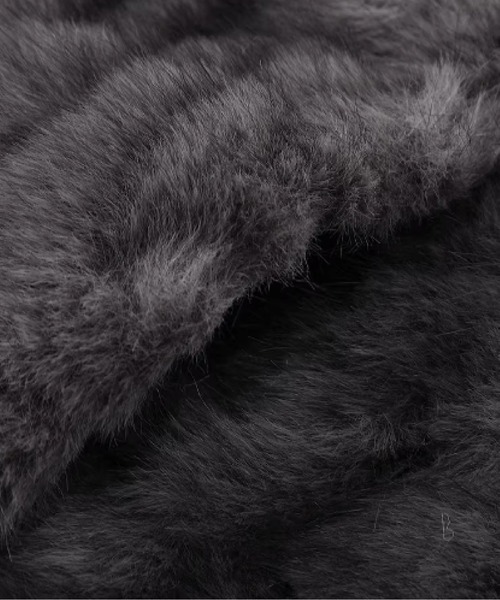 LA POMME petit(ラポミ・プチ)の「Faux Fur Leather Stitching Short Coat(ムートンコート・レディース・アイボリー/グレー・LARGE/MEDIUM/X-LARGE)」の6枚目の写真