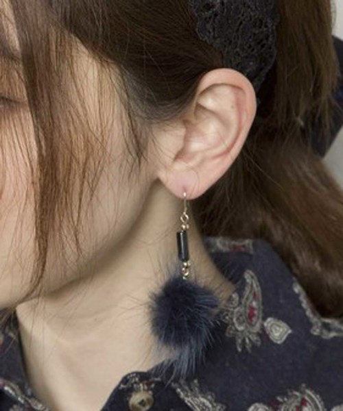 PLAIN CLOTHING（プレーンクロージング）の「【PLAIN CLOTHING】ファーピアス（ピアス（両耳用）・レディース・ブラック/ボルドー/ネイビー・FREE）」の2枚目の写真