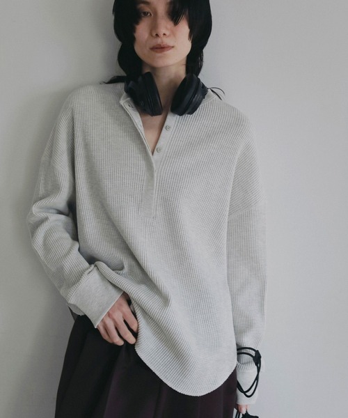 anuke（アンヌーク）の「Waffle Loose Henleytops（Tシャツ/カットソー・レディース・オートミール/ブラウン・FREE）」の2枚目の写真