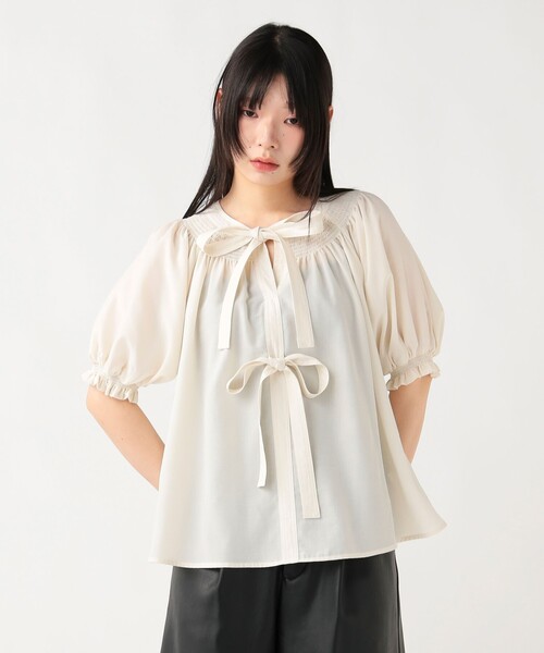 BEAMS HEART（ビームスハート）の「2WAY シャーリング リボンブラウス（シャツ/ブラウス・レディース・ブラック/ブルー/ホワイト・FREE）」の2枚目の写真