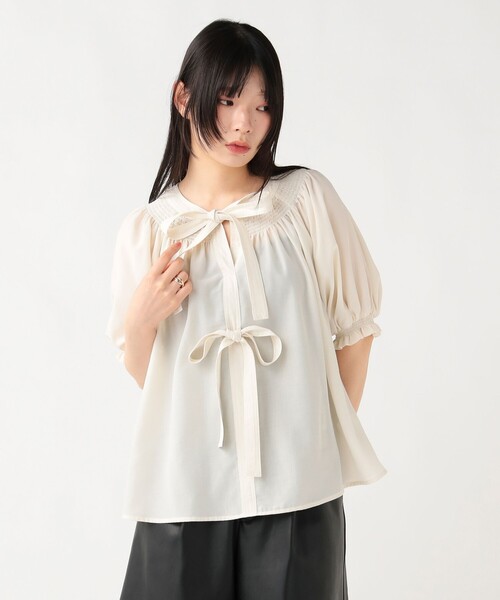 BEAMS HEART（ビームスハート）の「2WAY シャーリング リボンブラウス（シャツ/ブラウス・レディース・ブラック/ブルー/ホワイト・FREE）」の7枚目の写真